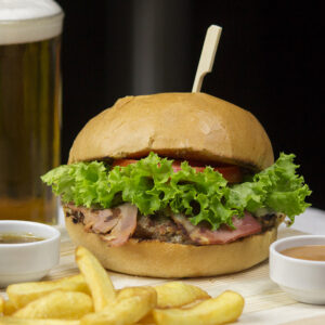Burger με μπιφτέκι από μοσχαρίσιο κιμά