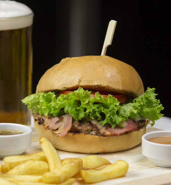 Burger με μπιφτέκι από μοσχαρίσιο κιμά